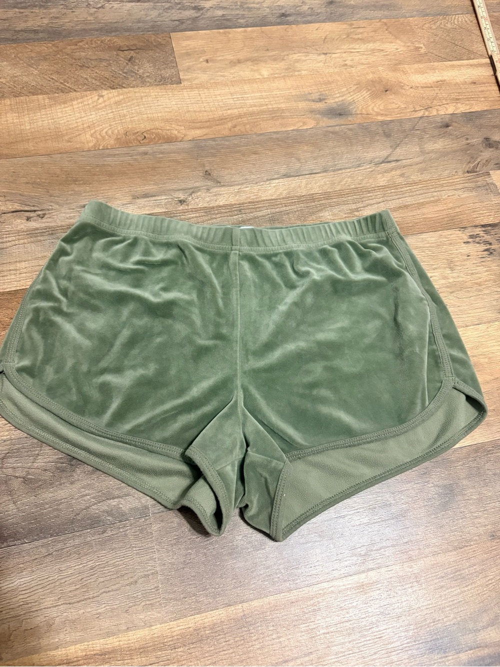 💚 Hollister Green Velour Dolphin Shorts – Size Medium
